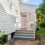 Garden District Studio Apartment - Gated Parking
