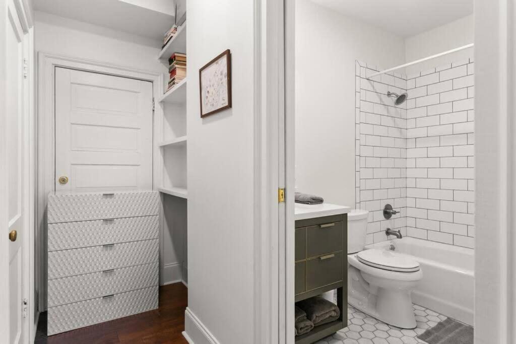 Garden District - Gated Parking Apartment *